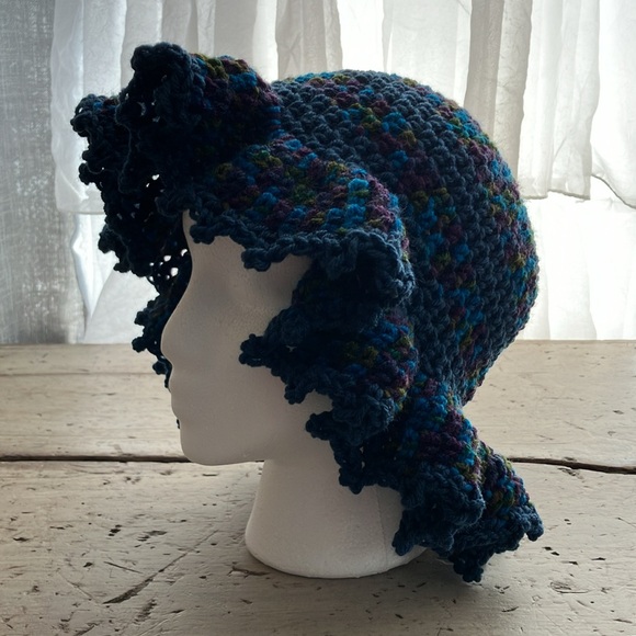 Handmade crocheted bucket hat - Picture 3 of 5